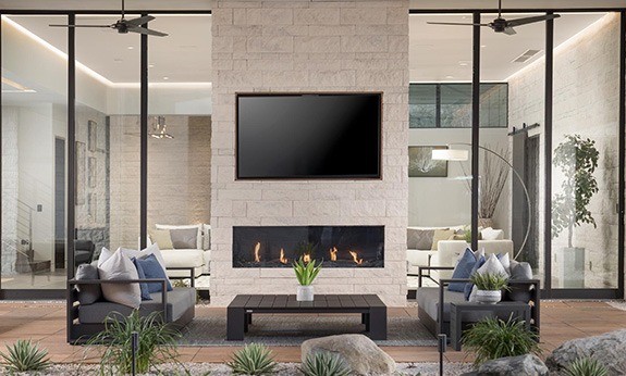 Indoor outdoor living space with unimpeded flow thanks to glass sliding wall